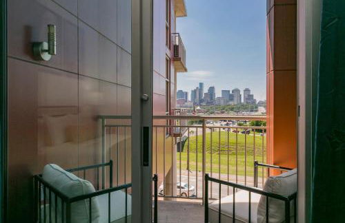 Mid Century Modern Downtown Condo | 30+ Night Min - Foto 56