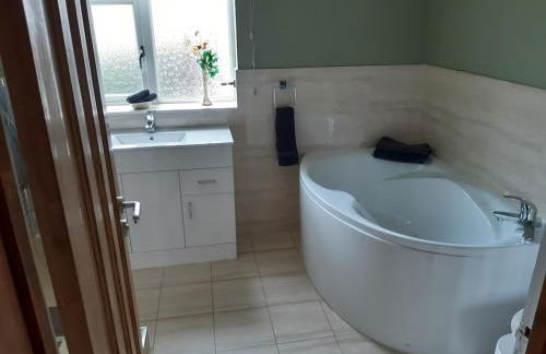 Spacious modern three Bedroom Bungalow ample parking - Foto 47