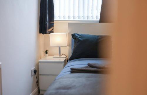 Spacious 4 Bedroom House with Parking - Foto 18