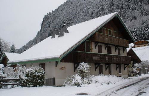 Spacious Ski Chalet In Traditional French Village, sleeps 8, Four Star with fibre broadband - Photo 1