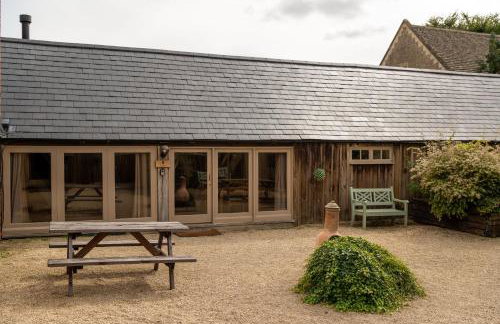 Cosy Cotswolds Farm Stay with Log Burner - Peaceful Winter Retreat - The Dairy - Foto 57