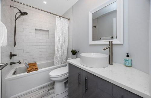 NEW! Palm Harbor Hideaway - Beautiful, Spacious 4BR Home with Amazing Pool - Foto 32