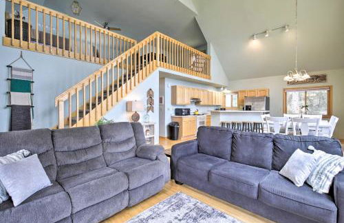 Cozy Dam Lake Escape with Dock, Yard and Water Access! - Foto 5