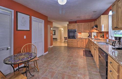 Hendersonville Home with Fire Pit 5 Mi to Downtown! - Foto 11