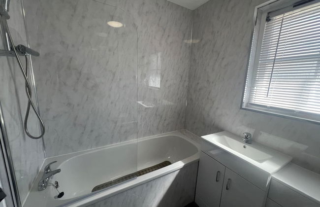 Ayr Refurbished May 2024 3 Bedroom 140m2 Detached House With Private Gardens - Photo 19