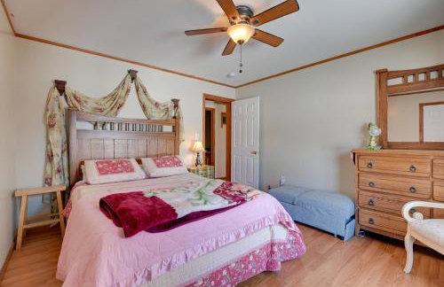 Steps From Lake George! 8-Acre Home with Dock Access - Foto 13