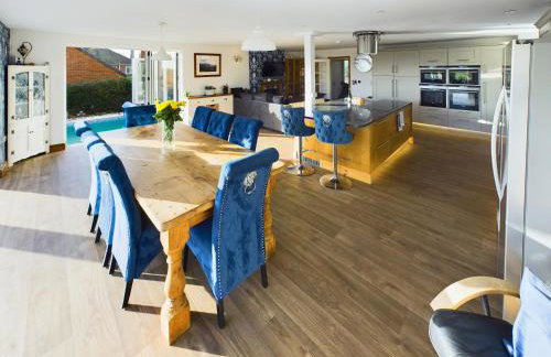 Large house with pool only 15 mins from the beach - Foto 8