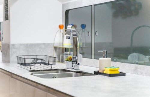 Exquisite 2-Bedroom Penthouse-Sleeps 7-Free Parking with Workspace & High-Speed WiFi - Foto 33