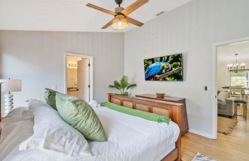 Great Location, gated community, private heated POOL - Foto 8