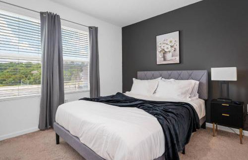 Luxe 2BR Townhome | Pool | Close to Beach - Foto 7