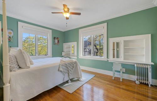 Stylish Mountain Retreat with Sunroom and Pergola - Foto 45