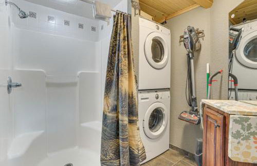 Lakefront Home - Private Dock, Fire Pit and Yard - Foto 11