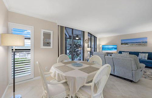 Waterfront Island Oasis! Heated Pool with Stunning View & 2 Full Bath - Foto 32