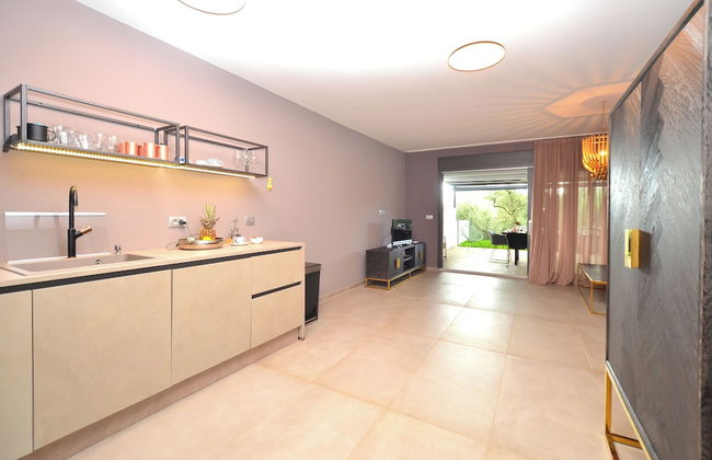 Charming Apartment With Private Pool and Garden - Foto 27