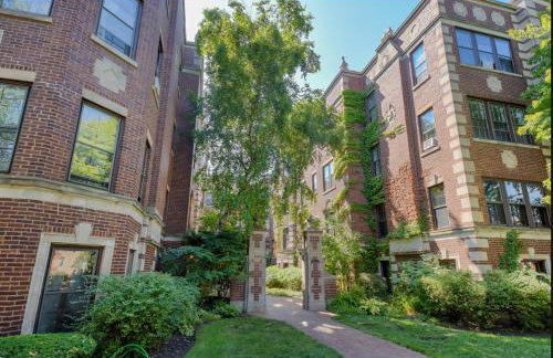 Across St Francis Hospital and near Northwestern - Foto 3