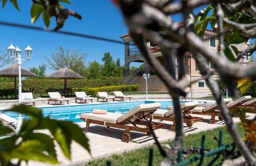 5-Bed Villa with Pool, Jacuzzi & Padel Court - Foto 7