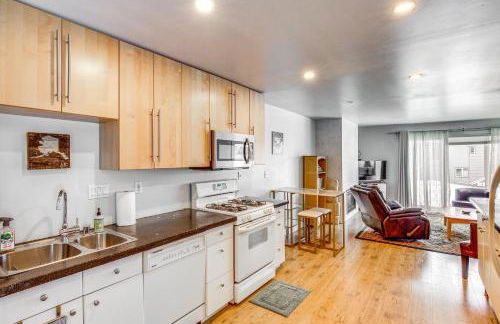 Near Hiking Cozy Anchorage Retreat with Fireplace! - Foto 8