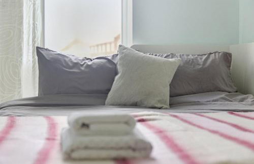 Steps from Train Station - Modern 2-Bedroom with Balcony & Cambridge Amenities, Family Friendly - Foto 36