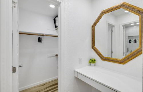 Arlington Entertainment District Home Green & White Door - Foto 48