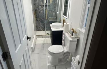 Luxurious, newly renovated retreat - Photo 19