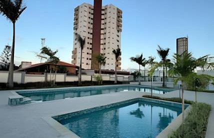 Apartamento na praia, 2 quartos e área de lazer - Foto 2