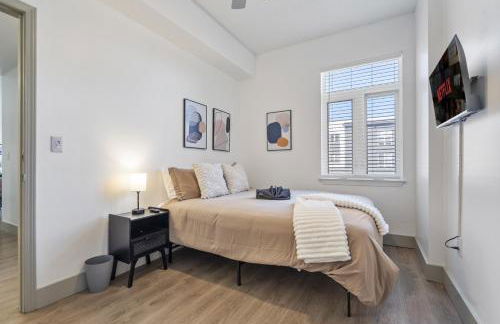 Bright Uptown Bliss - Free Parking, Walkable, Views - Foto 24
