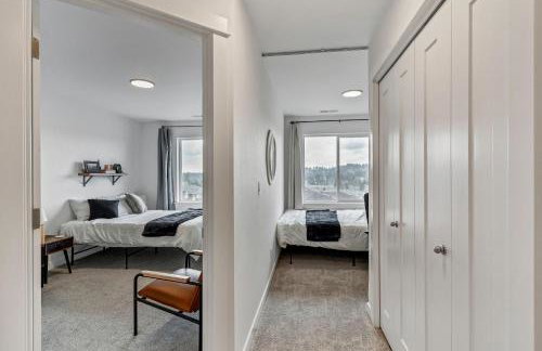 Modern and Bright Townhome with Game Room in S Salem - Foto 16