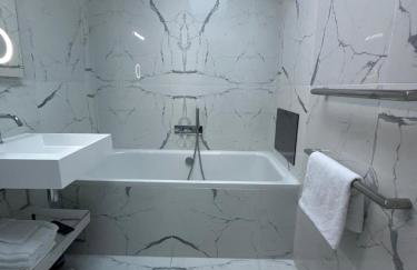 Contemporary 3-Bed Penthouse with River Views - Foto 5