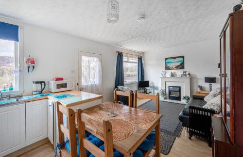 2 Bed Chalet - Sleeps 4 - River and Mountain Views - Foto 24