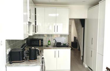 Charming Two-Bedroom Retreat-Garden Oasis Near Central London & Transport Links - Foto 2