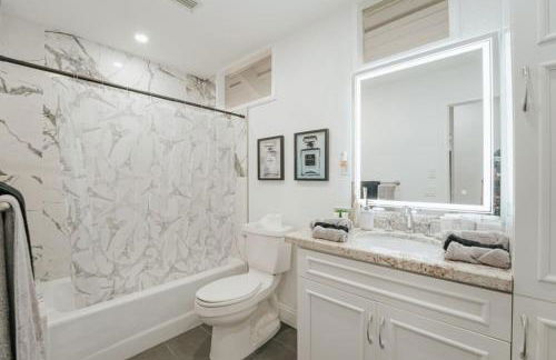 Beachfront Oasis w Htd Pool Cinema Game-Room Tiki - Foto 47