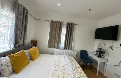 1st Studio Flat With full Private Toilet And Shower With its Own Kitchenette in Keedonwood Road Bromley A Fully Equipped Independent Studio Flat - Photo 11