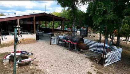 Log Cabin Rentals near San Antonio, Texas, Perfect for Weekend Glamping near Austin - Foto 2