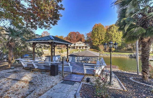 Lakefront Home Private Dock, Tiki Bar, Firepit Shore to Please by Avantstay - Foto 25