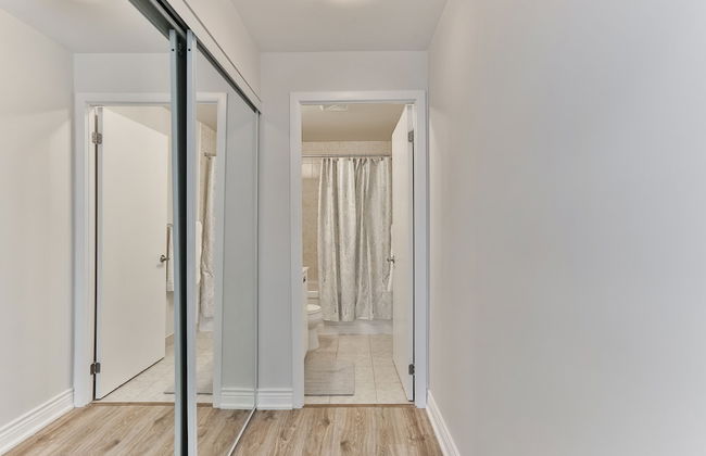 Bright Sub-Penthouse on Bay St - Photo 11