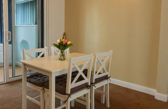 Elegant & Cozy 3 Bed End Terraced Stay - Photo 4