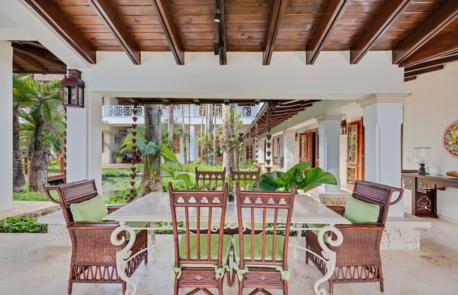 Magnificent Eight Bedroom Holiday Home - Photo 10