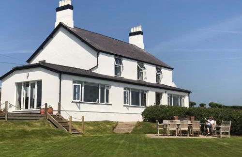 Spacious seaside family house in Aberdaron with large garden and stunning sea views - Photo 1