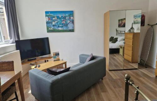 NEWLY Refurbed - Large Studio Apt With Private Parking - Foto 9