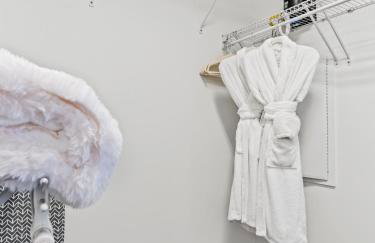 Downtown Dallas High Rise with Free Parking, Gym, Pool, City Views - Foto 13