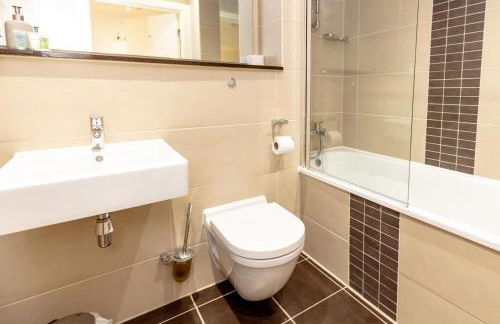 Central Gem: Cosy 2BR with Private Balcony - Foto 26