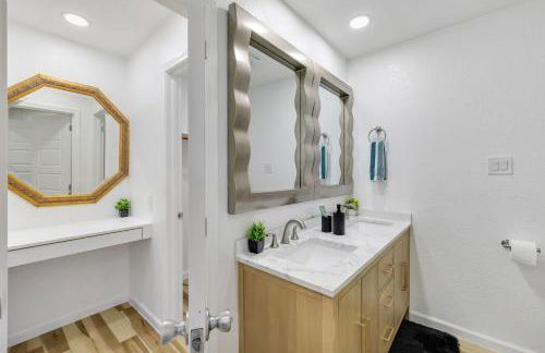 Arlington Entertainment District Home Green & White Door - Foto 16