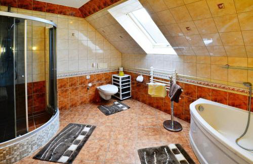 Cottage by Lake Ostrowieckie With Private Beach - Foto 24