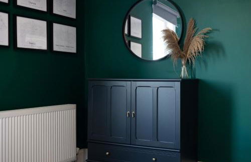 Extravagant 6 Bed Victorian Townhouse with Hot Tub - Photo 69