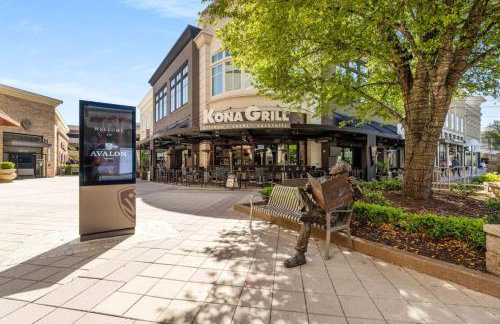 Stroll to Downtown Alpharetta AND Avalon Shops - Foto 32