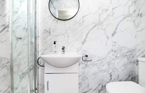 4Bed-House-2Bath-Free Parking-by Holiday Homes - Foto 32