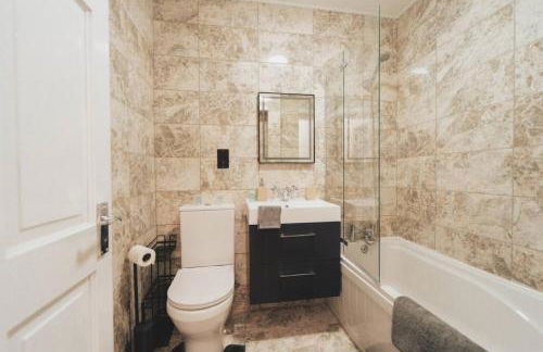 Top Floor 1BR Wishaw Flat with Parking - Foto 4