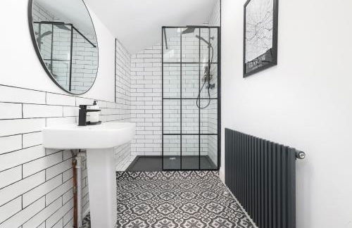 Extravagant 6 Bed Victorian Townhouse with Hot Tub - Photo 44