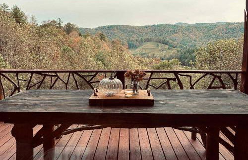 Luxurious Mountain Retreat with Hot Tub Jacuzzi Suite & Wood-Burning Fireplace - 10 Min to Boone - Foto 15