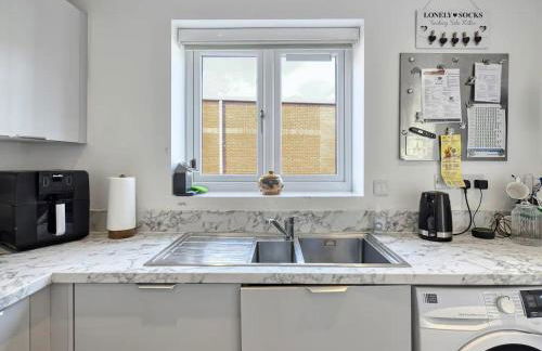 Modern Manchester House with Airport Links - Pass the Keys - Photo 8